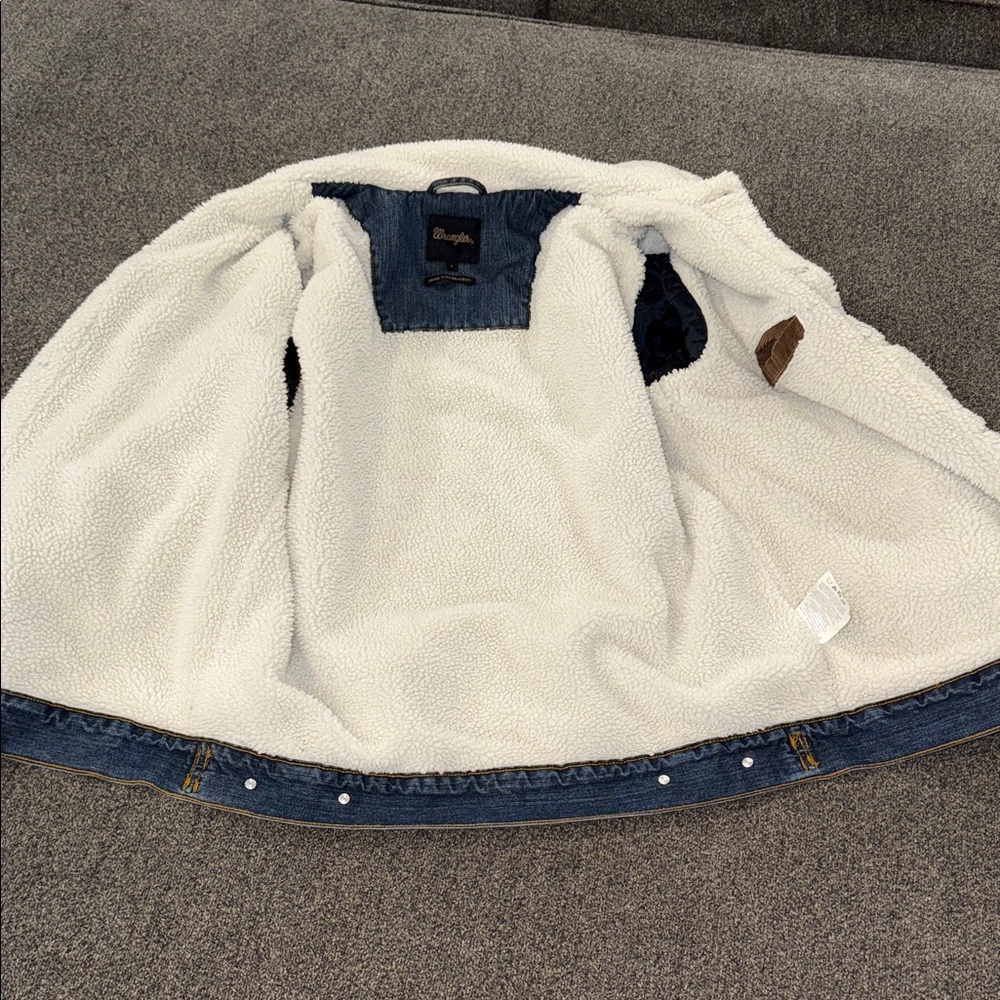 Wrangler Jean jacket men’s size small or women’s l/xl - Picture 10 of 10